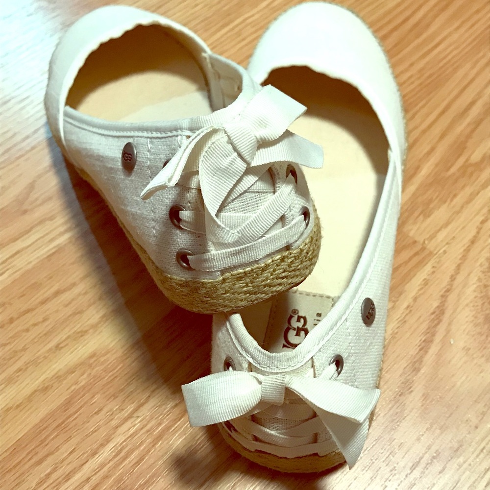 NWOB Ugg Linen Look w Bow detail moc